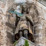 In alto, sull�angolo sinistro del prospetto, notiamo anche la statua di san Cosma con la palma del martirio, posta in una nicchia